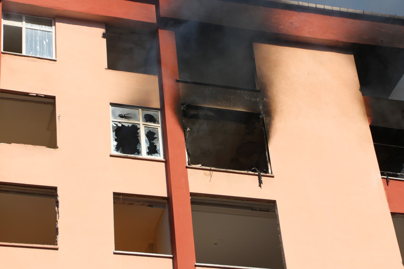Rize'de Boşaltılan Binada Yangın Çıktı