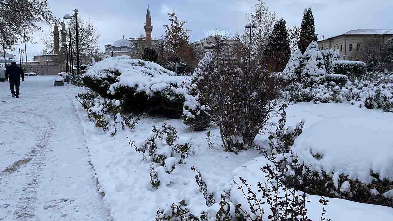 SİVAS'ta 906 Yerleşim Yeri Ulaşıma Kapandı